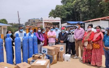 कांग्रेस नेता महरद्वारा डडेल्धुरा अस्पताललाई स्वास्थ्य सामग्री हस्तान्तरण 